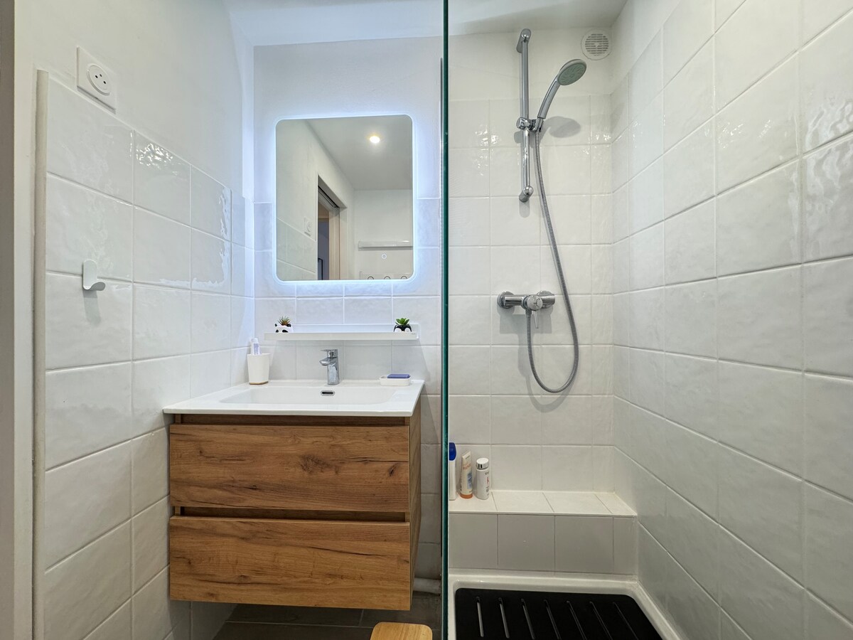Full bathroom image 2