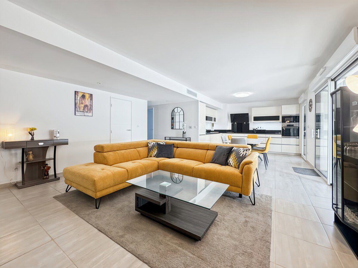 Living room image 6