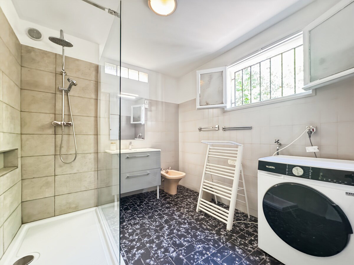 Full bathroom image 2