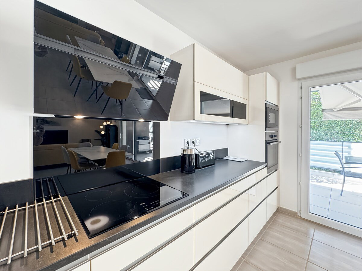 Full kitchen image 2