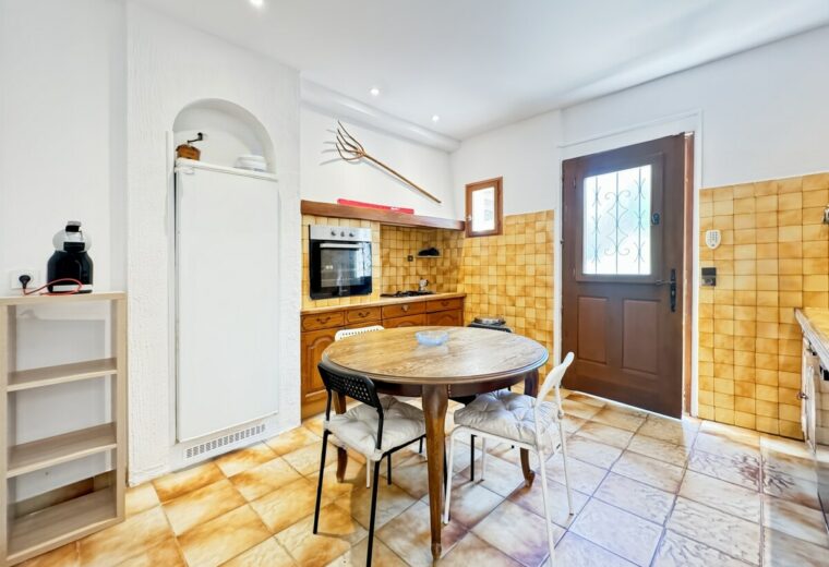 Full kitchen image 1