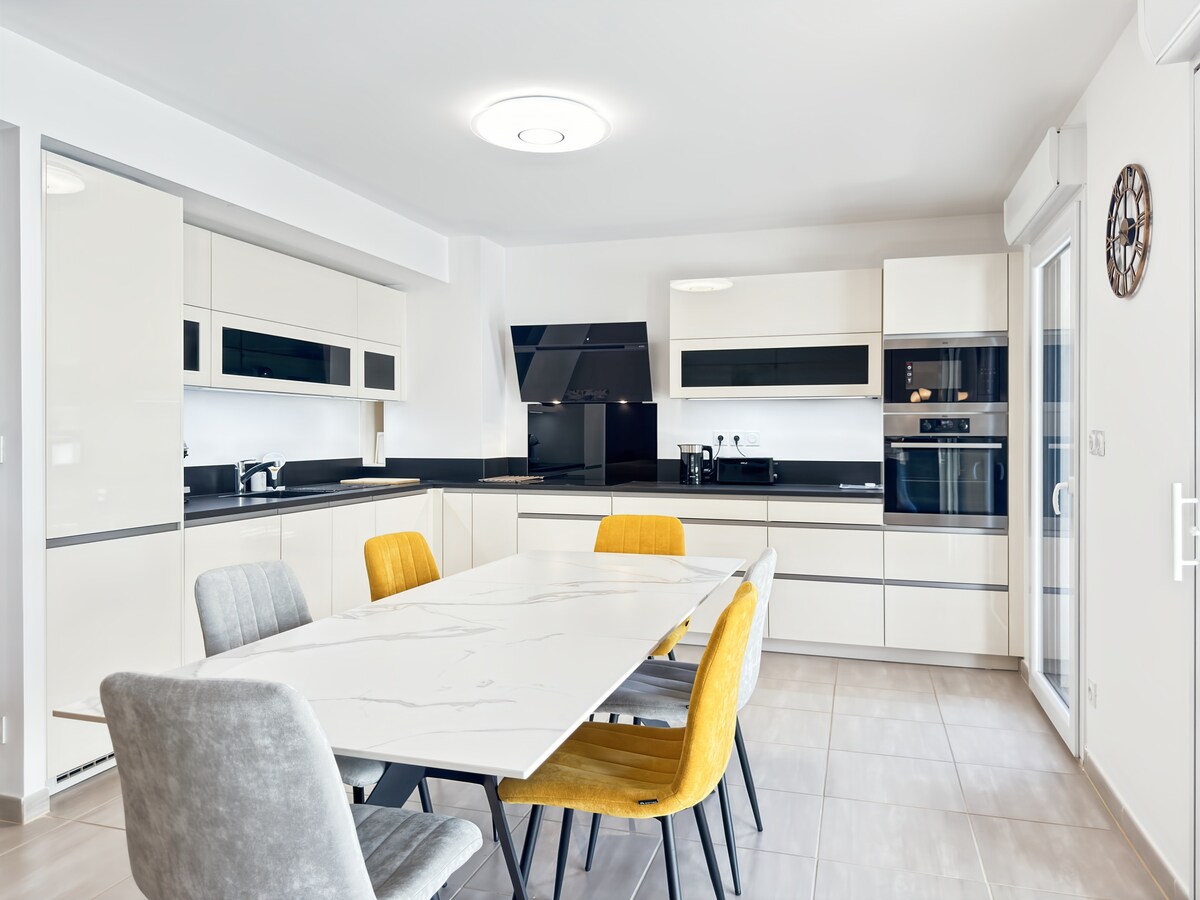 Dining area image 2