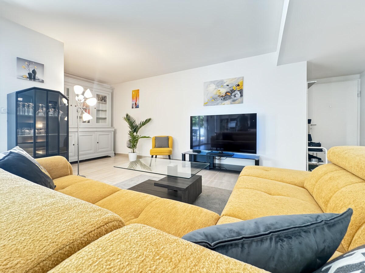 Living room image 4