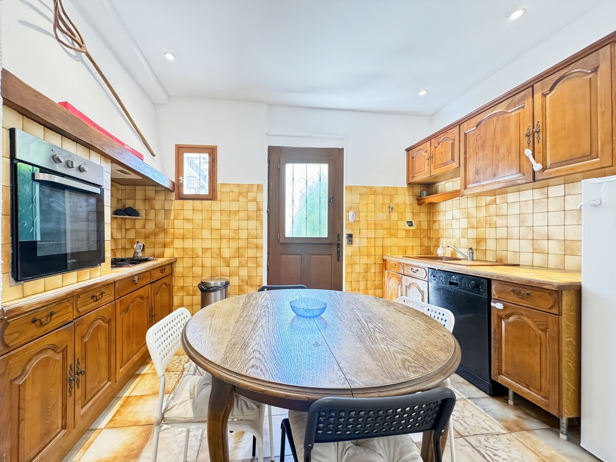 Full kitchen image 2
