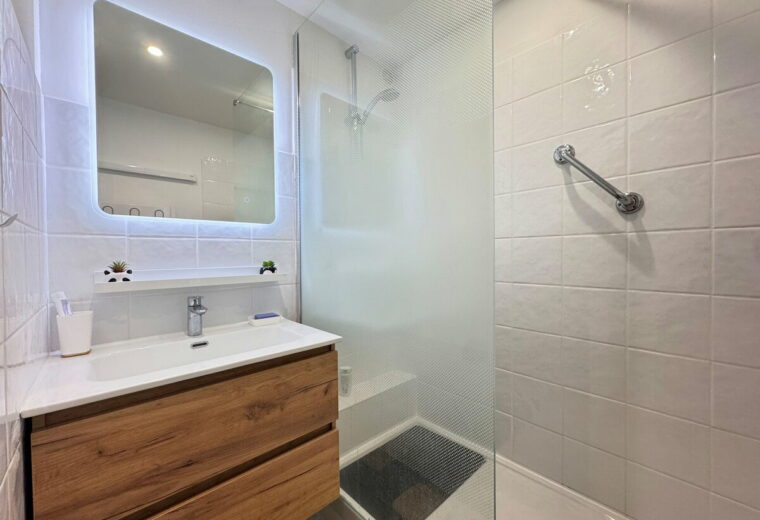 Full bathroom image 1