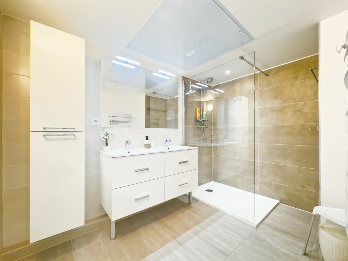 Full bathroom image 1