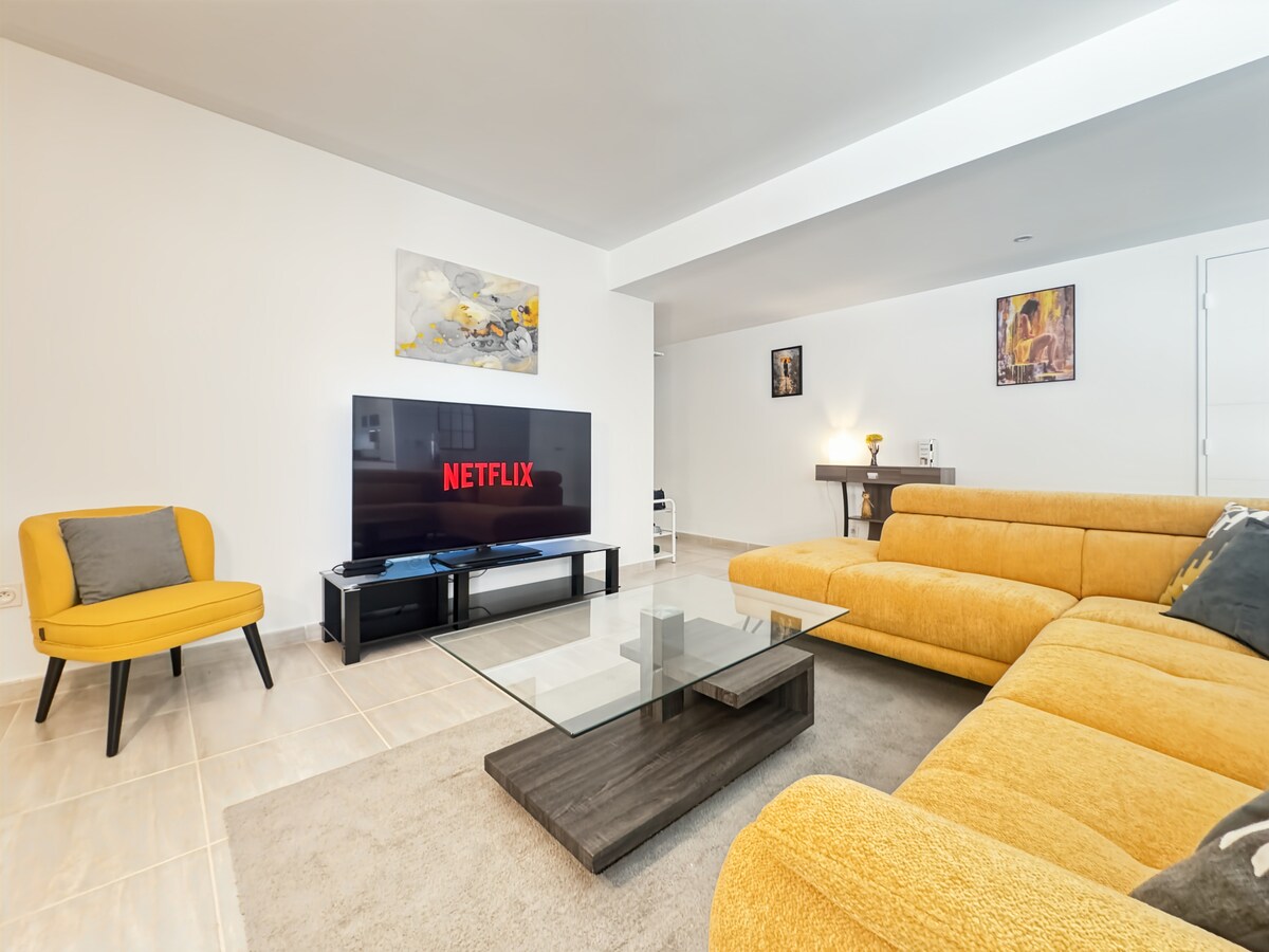 Living room image 5