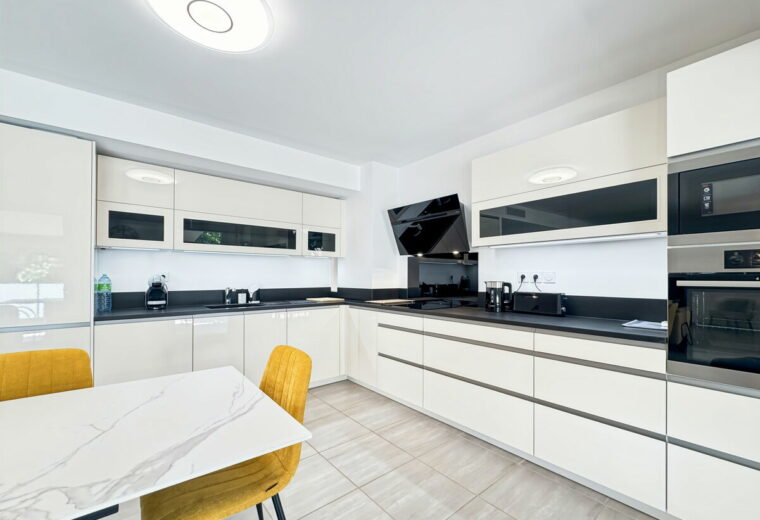 Full kitchen image 1